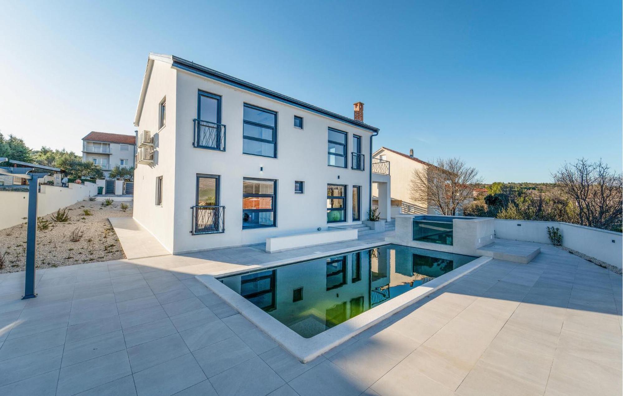 Awesome In With Jacuzzi Pridraga